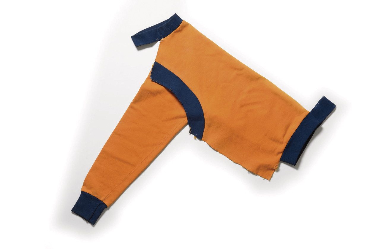Circa 1999 sweat-shirt en coton orange et finitions encolure et poignées en stretch bleu marine 90 x 60 cm collection particulière, Paris