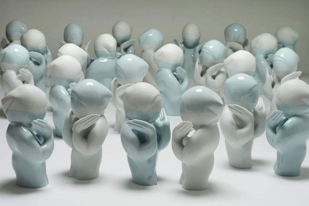 PARTAGER SON IMAGE DISPARUE - Denis falgoux 2012 - installation avec 60 statuettes en porcelaine de limoges ; Exposition Musée Roger Quillot, Clermont-ferrand